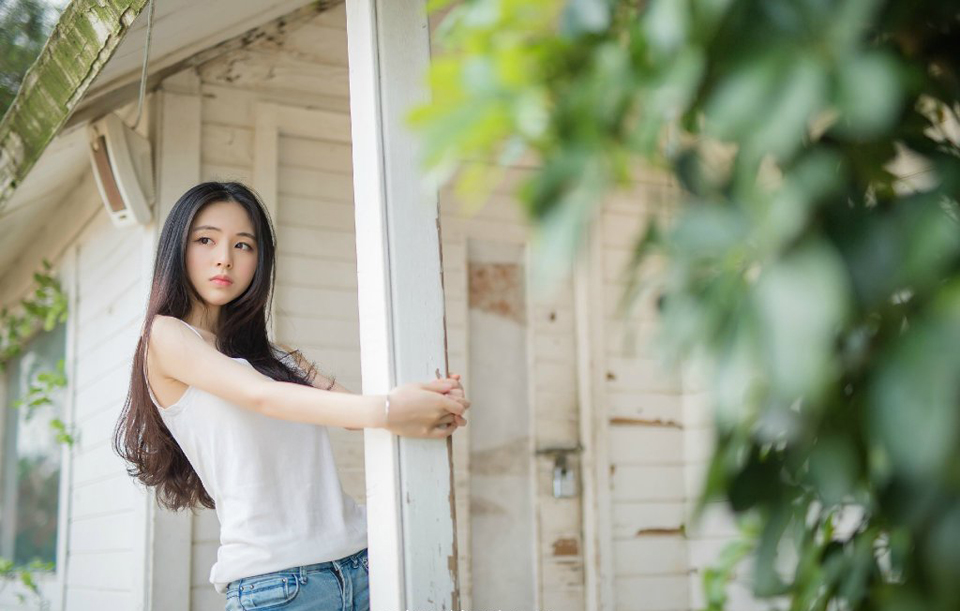 某些人的爱情，只是一种“当时的情绪”。如果对方错将这份情绪当做长远的爱情，是本身的幼稚。